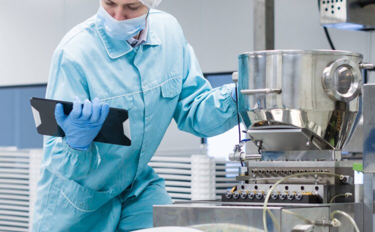 Auditoria da ANVISA na indústria de alimentos: fiscal sanitário inspecionando a linha de produção